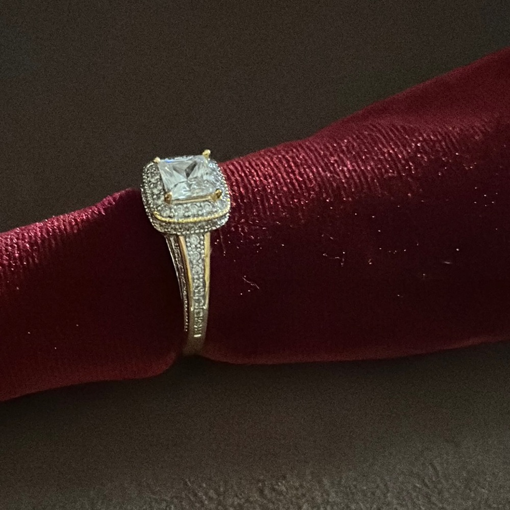 Elegant Gold and Silver Women's Ring - Picture 3 of 9